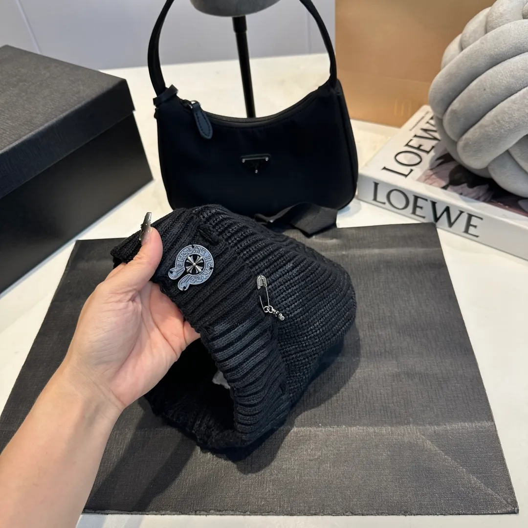 P60 Crow Heart Autumn and Winter Wool Knitted Beanie This must be the favorite of minimalism. It is clean, neat, fashionable and versatile, and will definitely not be picky about your face shape! A fashionable classic that lasts forever! Fashionable black and white can be purchased together